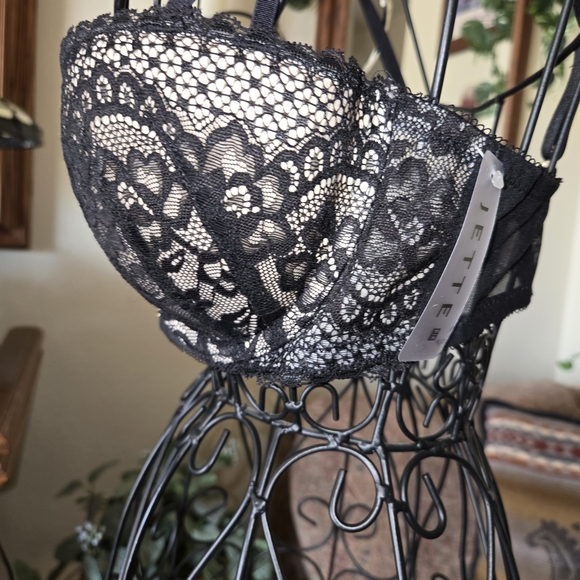 Jette Black Lace Balconette Bra with Floral Design - Picture 7 of 8